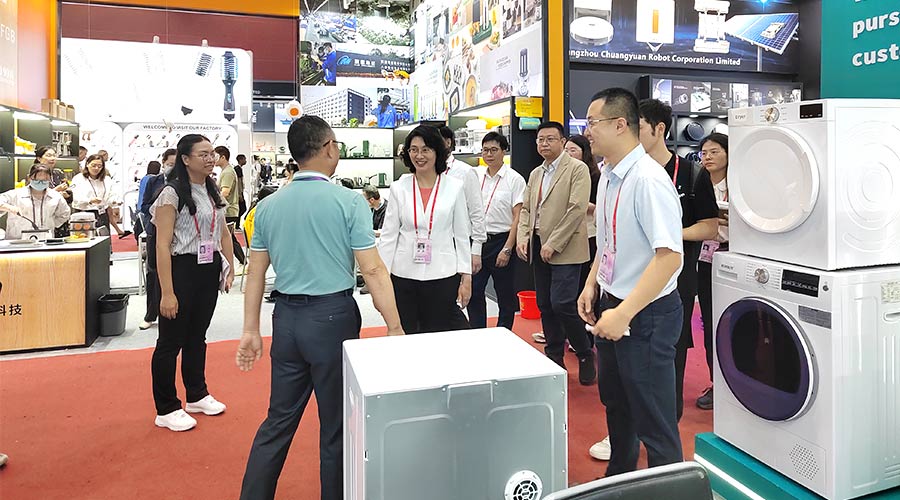 廣交會(huì)迎來大咖!江門市市長(zhǎng)親臨金環(huán)電器展位參觀交流 廣交會(huì)迎來大咖!江門市市長(zhǎng)親臨金環(huán)電器展位參觀交流